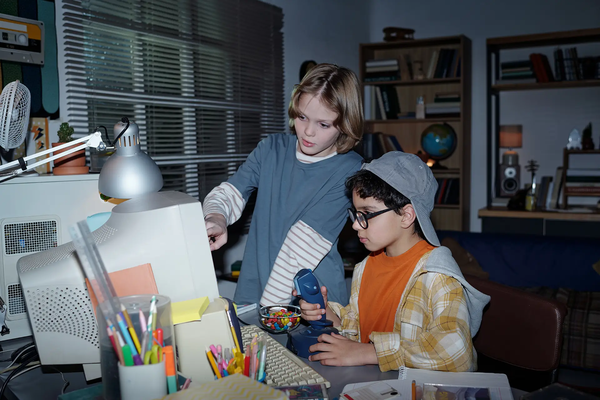 Oldschool Coole Kids am PC